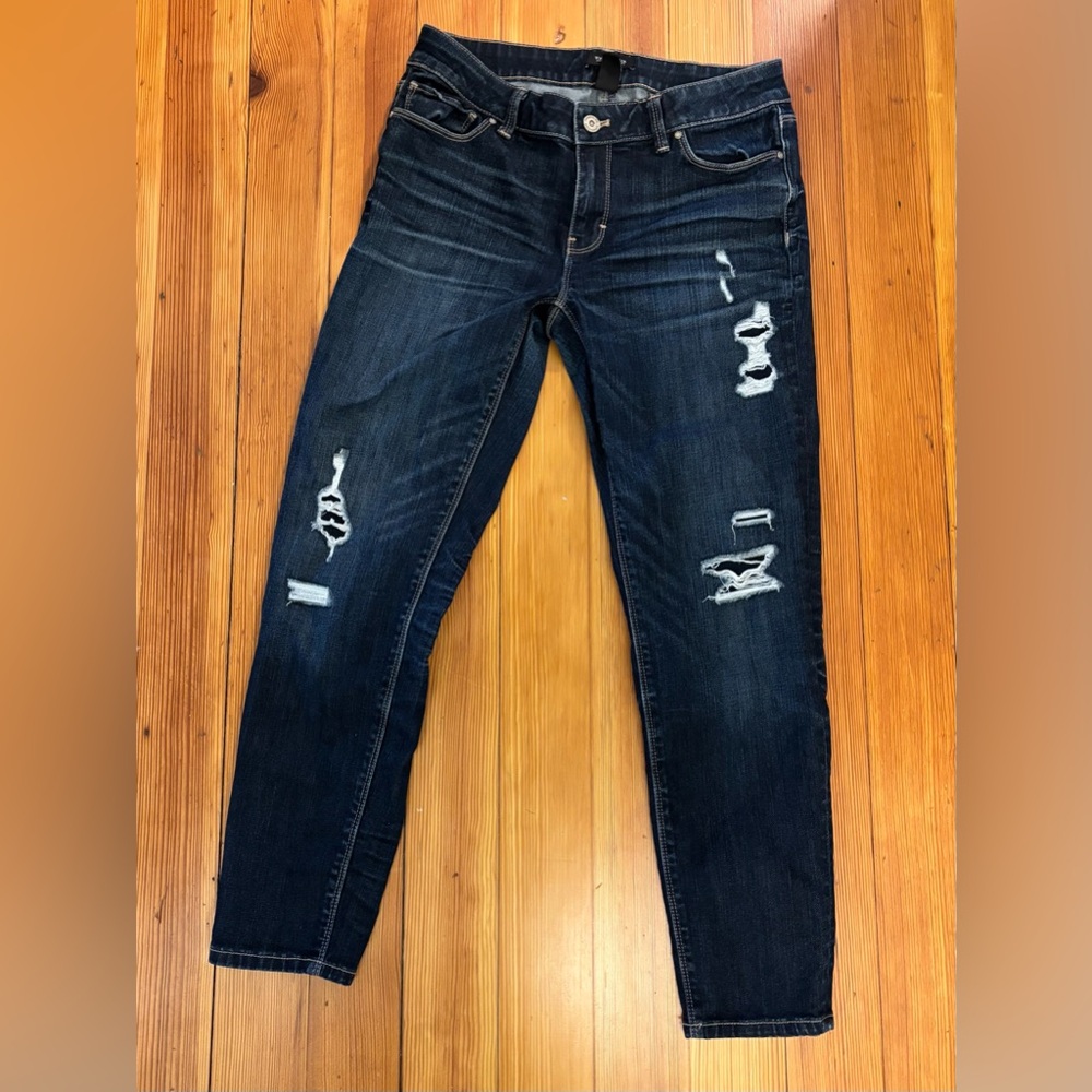 WHBM SIZE 4
boyfriend skinny, distressed. Mid rise.